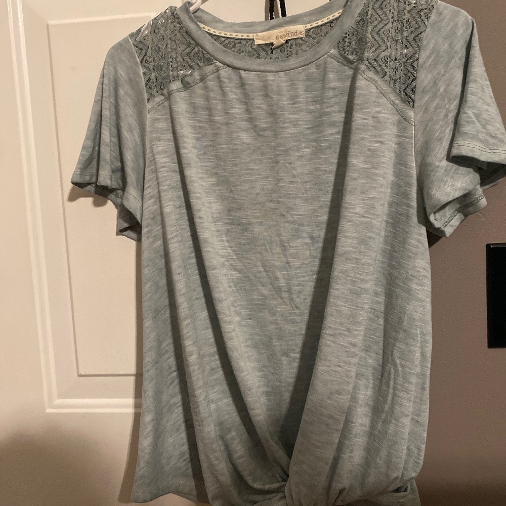 Rewind shirt with twist in front and lace on the back